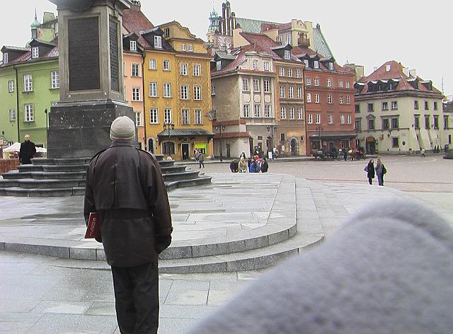 002.JPG - Facing the old town of Warsaw by the statue of the king. 95% of Warsaw was destroyed by the Nazis on Hitler's orders. The old town has been carefully restored. It really looks old.