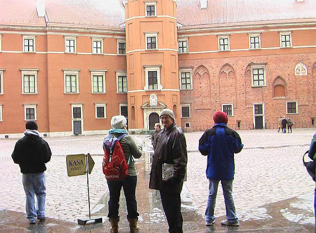 005.JPG - Here's the entrance to the royal castle.  You have just stepped into its courtyard and you can see the sign for tickets (Kasa).  The royal headquarters moved here in the 18th century after having been in Krakow for a long time so it could be more centrally located.